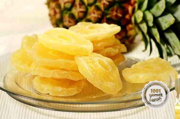 Kurutulmuş ananası küçük küplere keserek pastanızın üzerine serpiştirebilirsiniz.