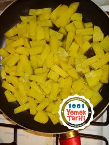 ispanyol mutfağından Romesco ve yoğurt soslu patates bravas