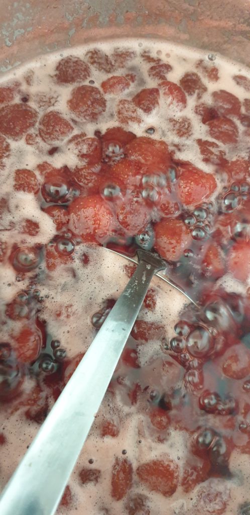 Kolay ve Mis Kokulu Çilek Reçeli Tarifi