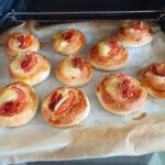 pizza pogaca tarifi-pogaca pizza nasil yapilir-sucuklu pogaca yapimi-kac kalori-1001yemektarifi