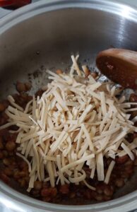 kesme çorbası tarifi-erişte çorbası yapımı nasıl yapılır kaç kalori