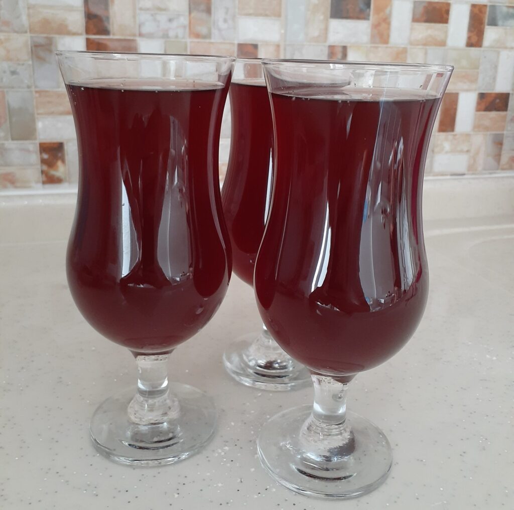 evde visne suyu tarifi-ev yapimi meyve suyu nasil yapilir kac kalori-nefis kolay