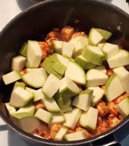 Tavuklu Kabak Yemeği Nasıl Yapılır? tavuklu kabak tarifi-yapımı-kaç kalori