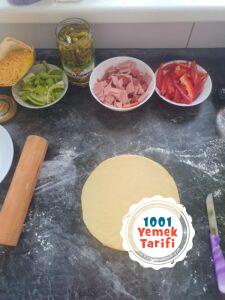 Mayasız Pizza Tarifi (Evde nasıl yapılır)