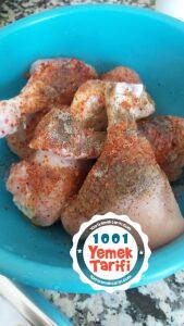 Tavada soslu tavuk but