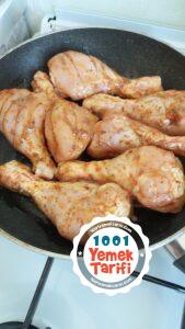 Tavada soslu tavuk but
