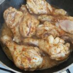 Tavada soslu tavuk but