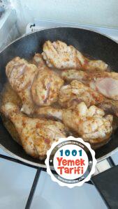 Tavada soslu tavuk but
