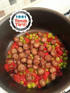 Köfte ve Mantar Soslu Makarna Yemeği