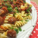 Köfte ve Mantar Soslu Makarna Yemeği tarifi nasıl yapılır