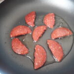 Sucuklu Kaşarlı Yumurta yapımı