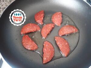 Sucuklu Kaşarlı Yumurta yapımı