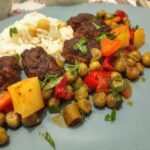 Fırında Garnitürlü Köfte Yemeği