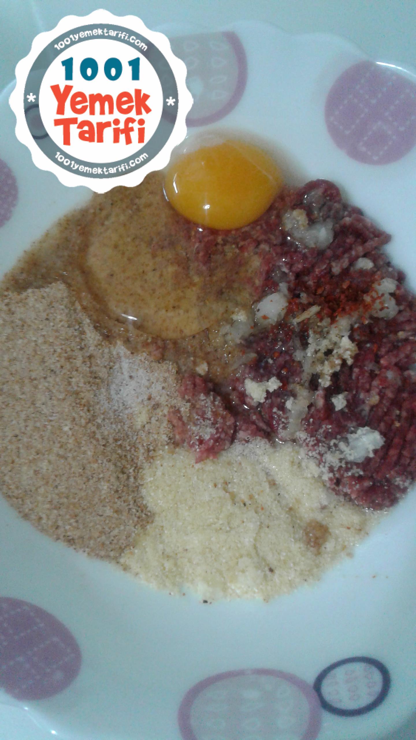 Kıymalı İrmikli Köfte Tarifi (Patates Kızartması Eşliğinde)