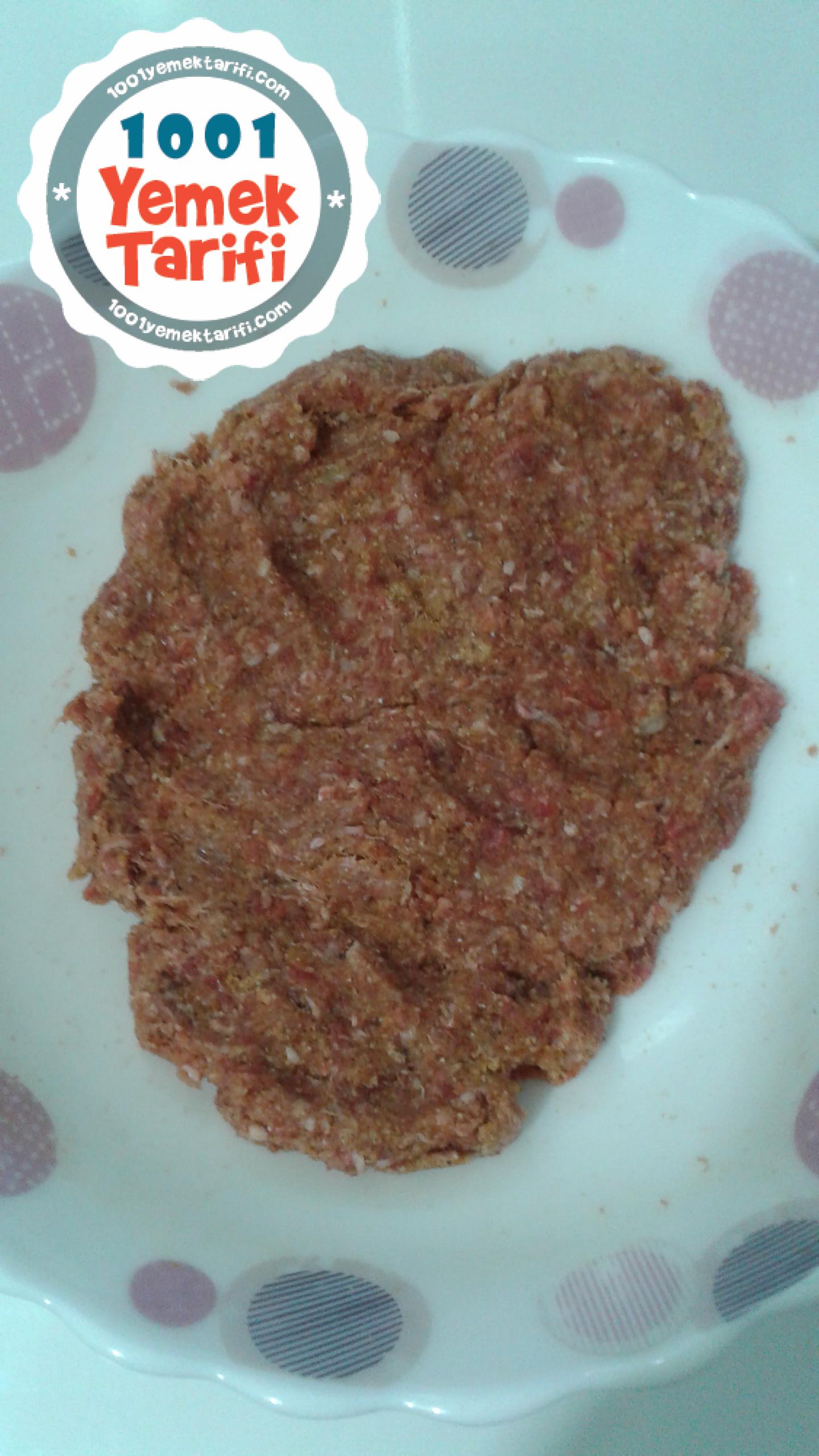 Kıymalı İrmikli Köfte Tarifi (Patates Kızartması Eşliğinde)