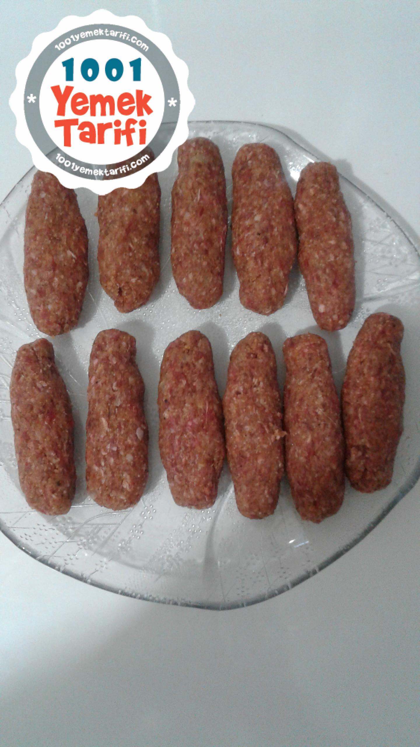 Kıymalı İrmikli Köfte Tarifi (Patates Kızartması Eşliğinde)