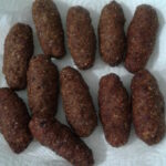 Kıymalı İrmikli Köfte Tarifi (Patates Kızartması Eşliğinde)