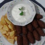 Kıymalı İrmikli Köfte Tarifi (Patates Kızartması Eşliğinde)