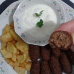 Kıymalı İrmikli Köfte Tarifi (Patates Kızartması Eşliğinde)