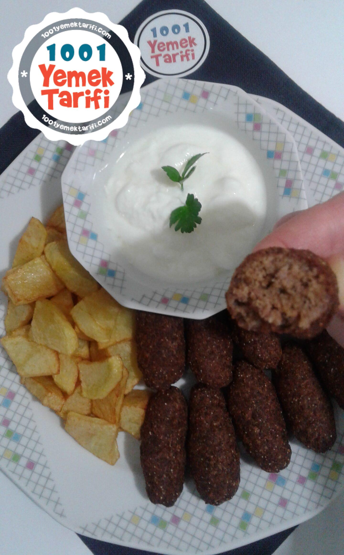 Kıymalı İrmikli Köfte Tarifi (Patates Kızartması Eşliğinde)
