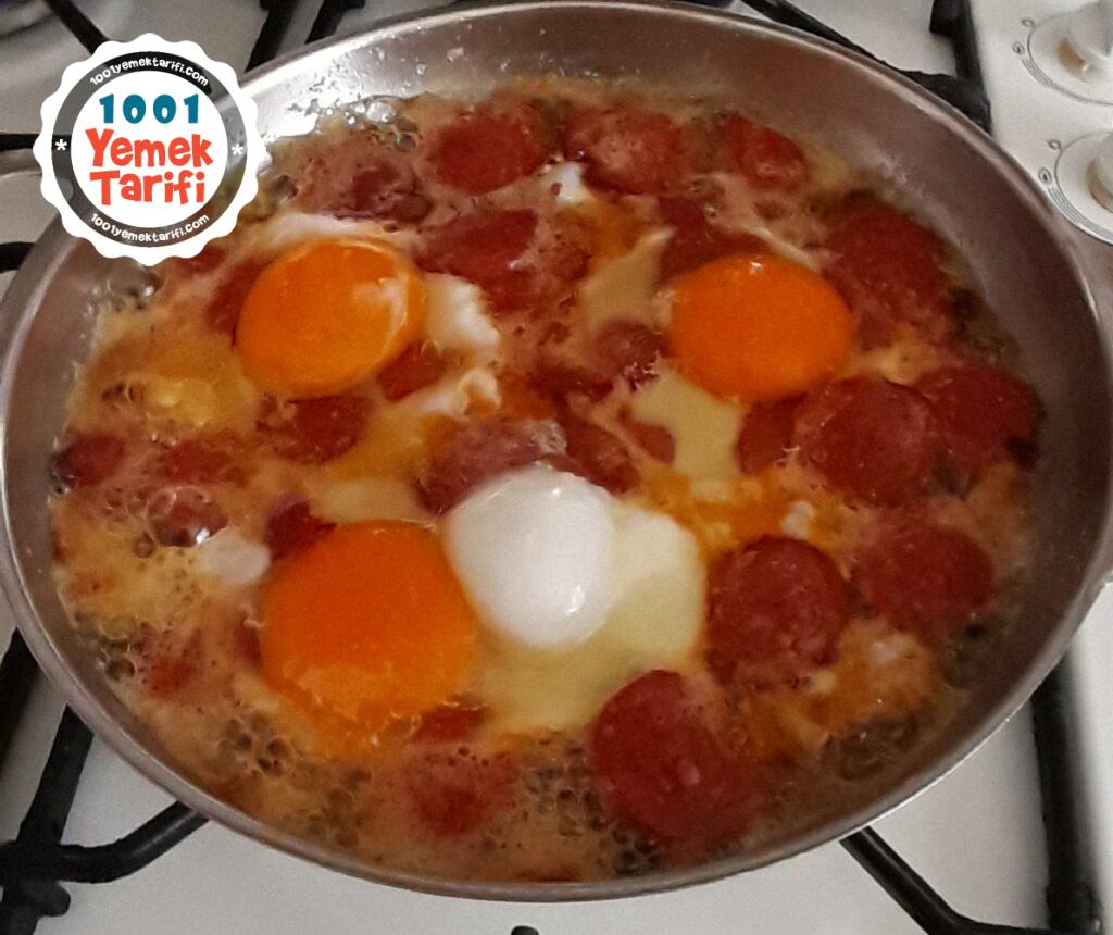 Tereyağda Sucuklu Yumurta Tarifi