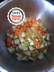 Bebekler için kabaklı havuçlu sebze yemeği