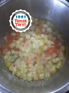 Bebekler için kabaklı havuçlu sebze yemeği