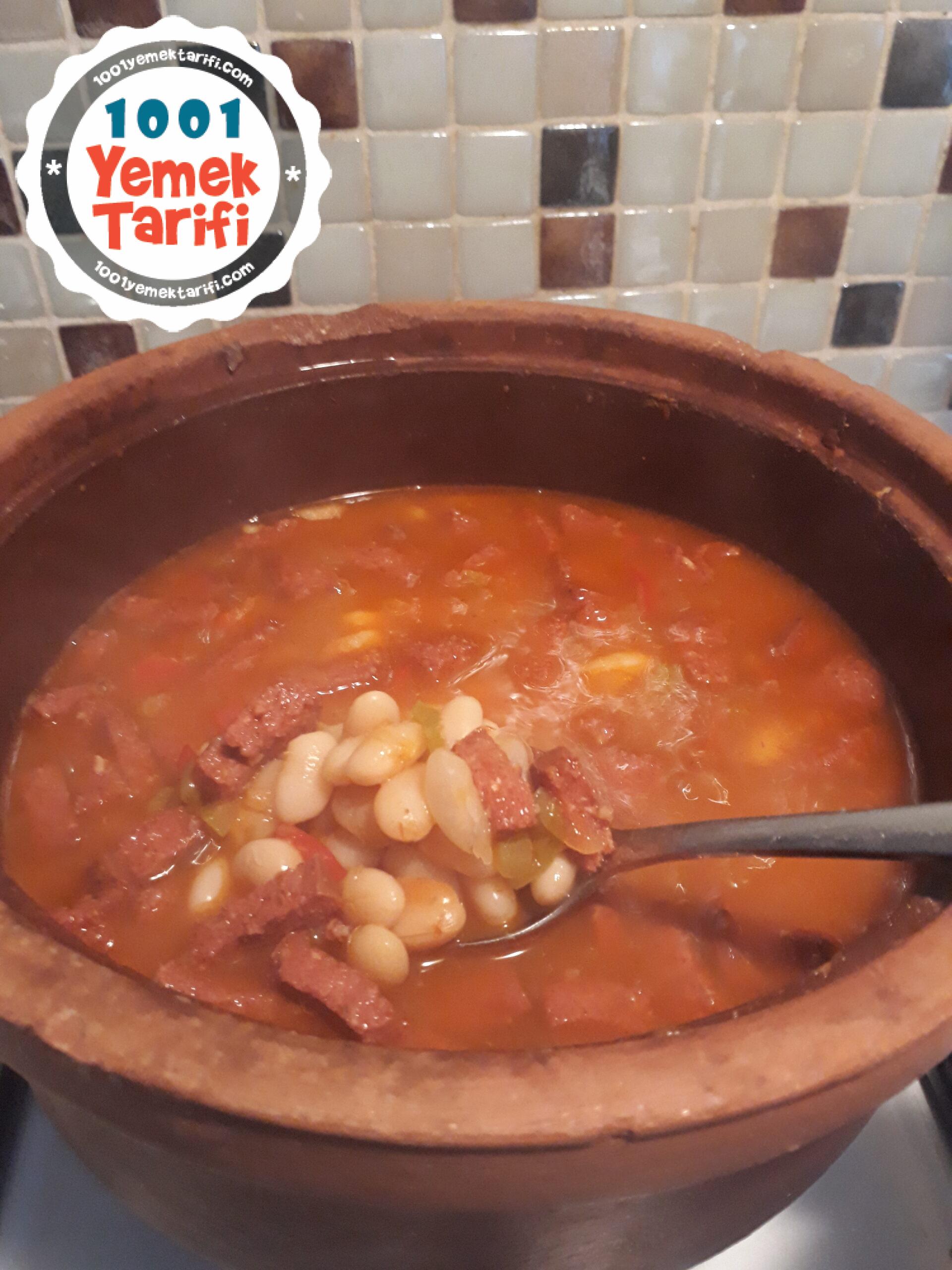 📸Fotoğraflı Tam Kıvamında: Güveçte Sucuklu Kuru Fasulye Tarifi