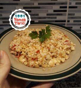 Soğanlı Domatesli Yufka Yanına Çökelek