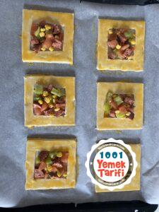 Sucuklu Kaşarlı Milföy Pizza Tarifi