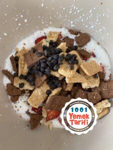 çilekli bisküvili tatlı