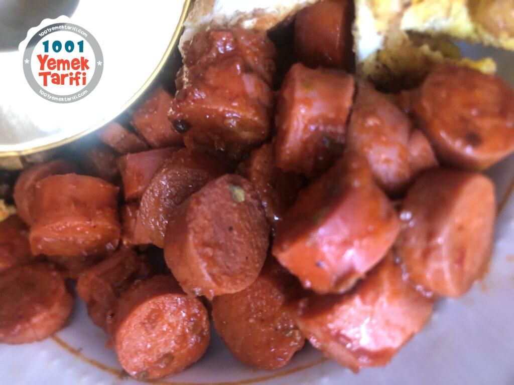 Salçalı kahvaltılık sosis kızartması tarifi-nasıl yapılır-kaç kalori