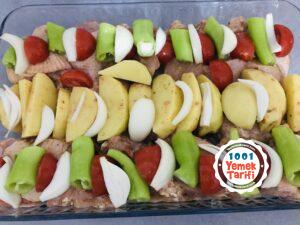 Fırında sebzeli patatesli tavuk tarifi