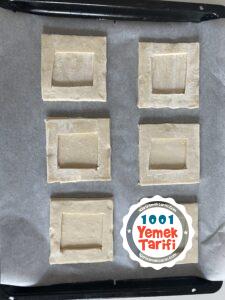 Sucuklu Kaşarlı Milföy Pizza Tarifi