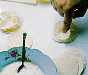 Gul-Boregi-Tarifi-Hazir-Yufkadan-Peynirli-Gul-Boregi-Nasil-Yapillir