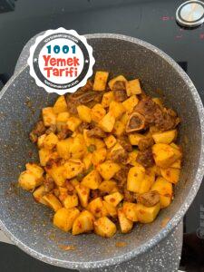 Kırmızı etli patates yemeği