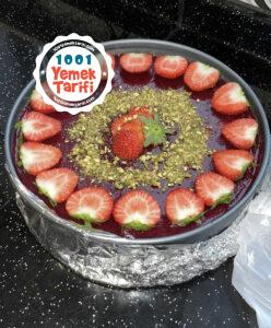 ÇİLEKLİ CHEESECAKE TARİFİ