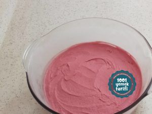 evde-dondurma-tarifi-cilekli-dondurma-nasil-yapilir