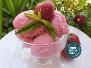 evde-dondurma-tarifi-cilekli-dondurma-nasil-yapilir