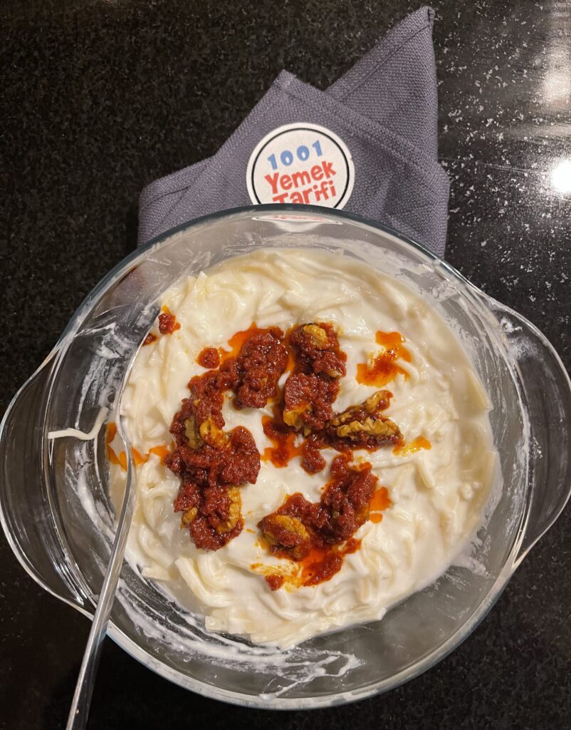 Yoğurtlu erişte salatası