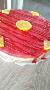 Üzerine imzamı bile atabilirim o derece lezzetli ve mükemmel bir cheesecake. Ben bu kez çilekli yaptım sizler böğürtlen portakal yaban mersini ahududu limon vs yapabilirsiniz. Haydi bu nefis fırında pişmeyen çilekli cheesecake nasıl yapılır tek tek fotoğraflı ve videolu anlatımla göstereyim.