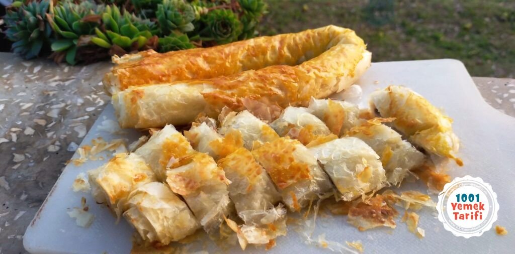 Yufkadan Kıymalı Sarıyer Böreği Tarifi VİDEOLU 1001YemekTarifi