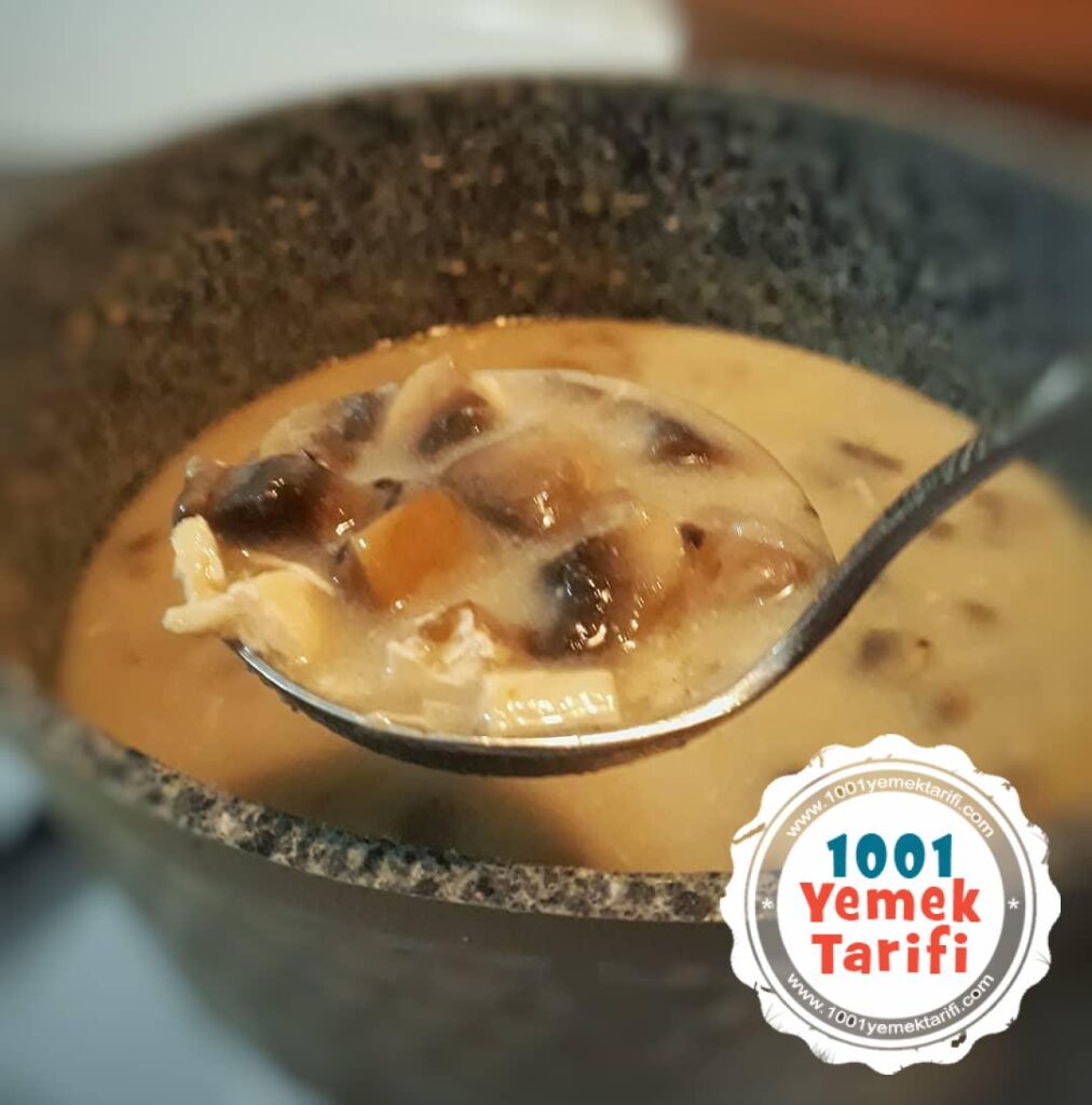 Kremasız Tavuklu Mantar Çorbası tarifi