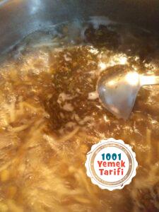 Etli Erişteli Yeşil Mercimek Çorbası yapımı nasıl yapılır kaç kalori