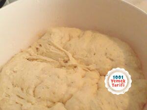 Hafif ele yapışan bir hamur olacak