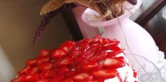 En Nefis Çilekli Pasta Tarifi-çilekli pasta nasıl yapılır-ev yapımı-kolay pasta-kaç kalori