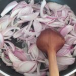 Soğanlı Domates Sosu Nasıl Yapılır yapımı tarifi