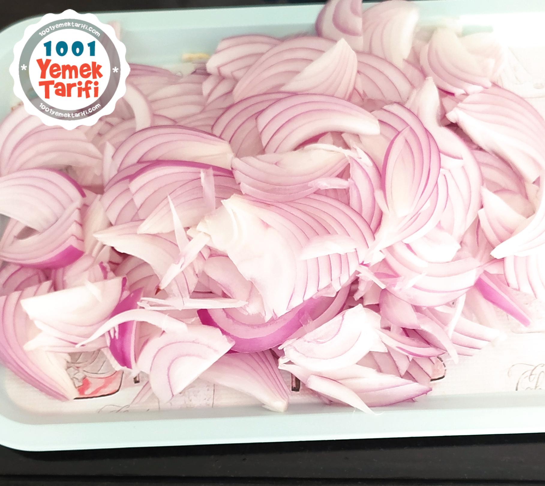 Soğanlı Domates Sosu Nasıl Yapılır