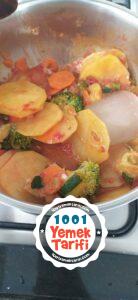 Domatesli Sebze Çorbası Tarifi-nasıl yapılır-kaç kalori-sebze çorbası yapımı