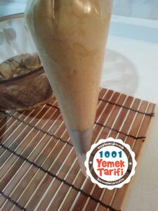 Tulumba tatlısı hamuru krema torbasına doldurulur